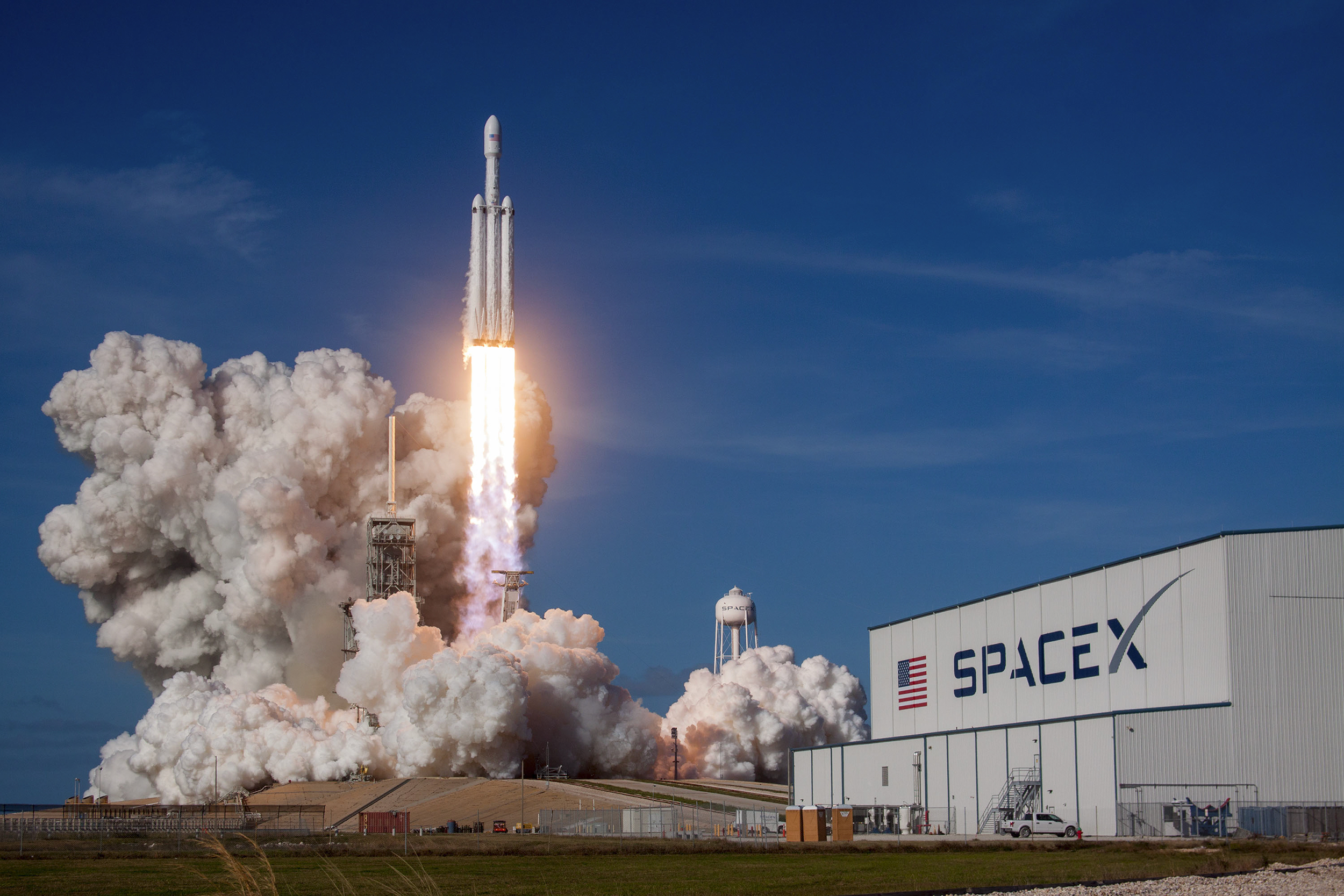 Le Falcon Heavy de SpaceX, le lanceur en service le plus puissant au monde, lors de son vol de démonstration en février 2018. © SpaceX