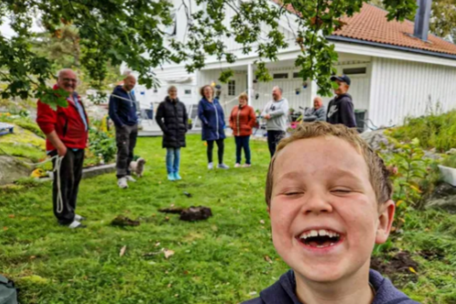 La famille norvégienne utilisait un détecteur de métaux pour tenter de retrouver une boucle d'oreille perdue. © Vibeke Lia/Kulturarv, Conseil du comté de Vestfold et Telemark