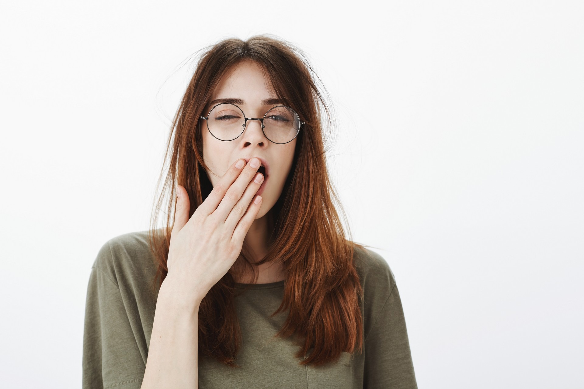 Ce sentiment d'être fatigué en permanence, très répandu dans nos vies modernes, souvent lié à des facteurs bien connus et sur lesquels on peut agir. © Cookie-Studio, Shutterstock.com