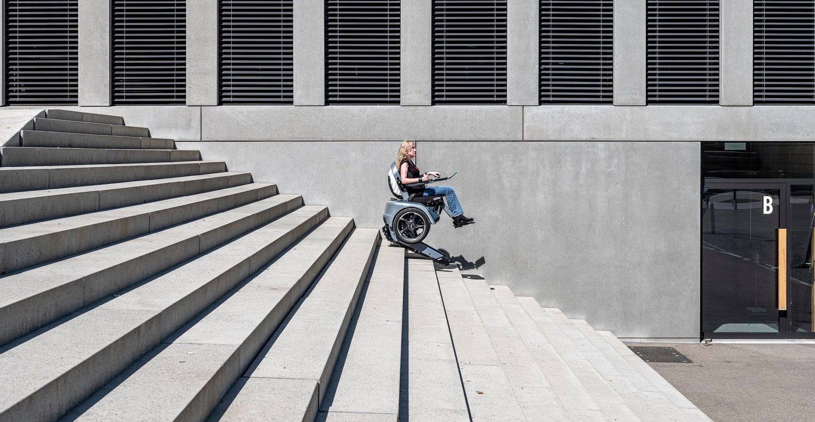 Ce fauteuil à deux roues est doté de chenilles pour grimper les escaliers. © Scewo