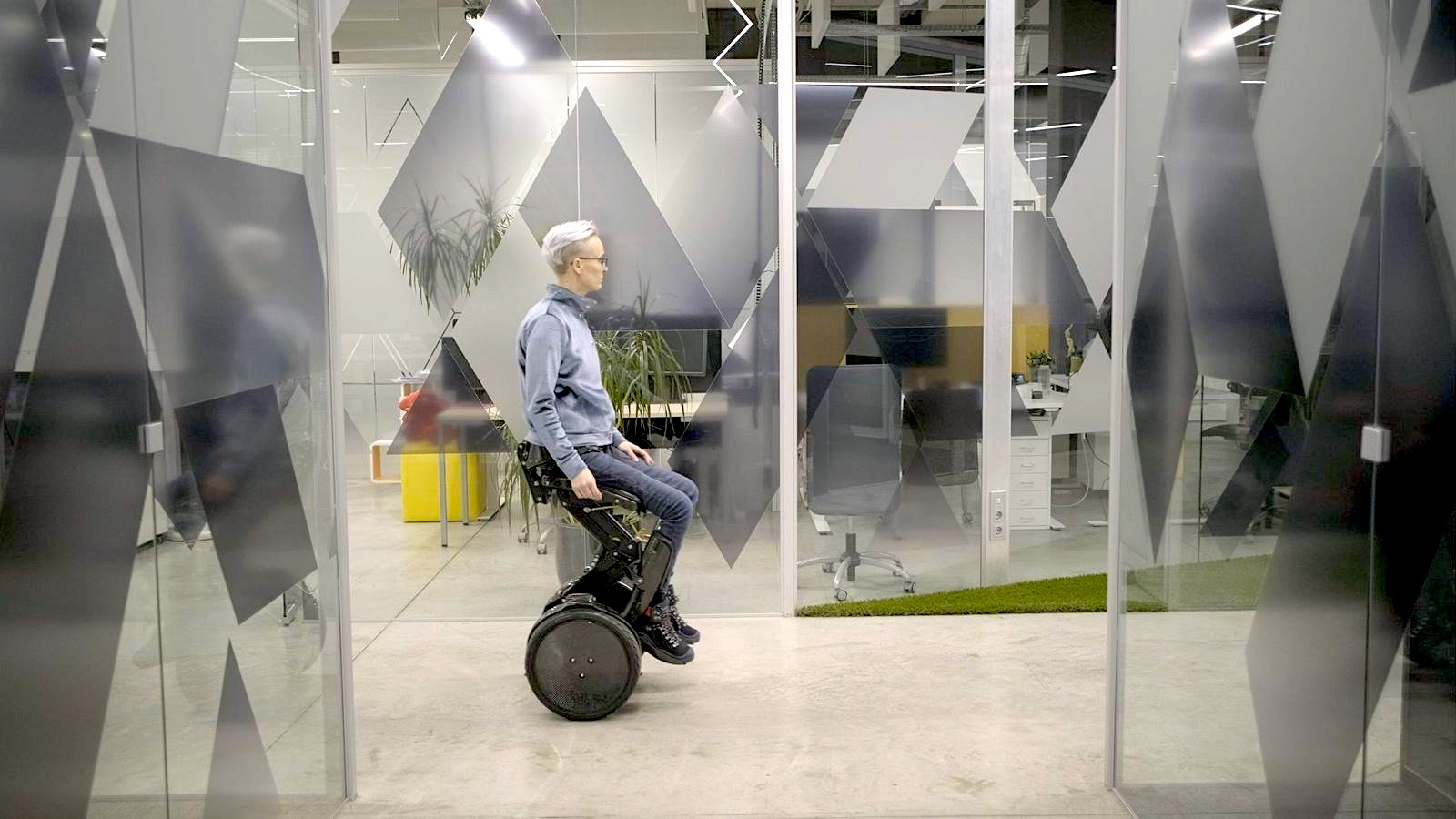 Ce fauteuil roulant motorisé permet de se déplacer en position debout. © Chronus Robotics