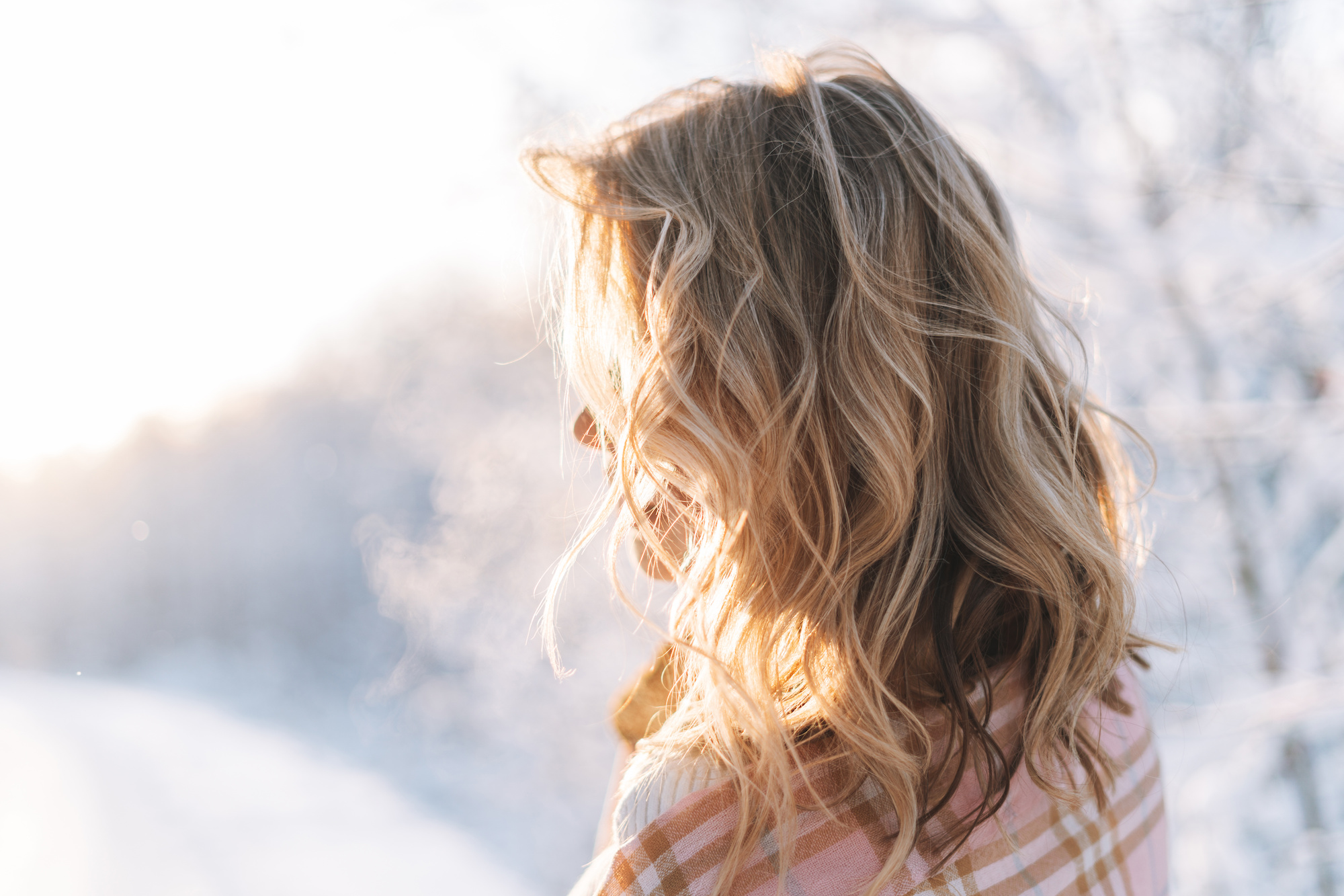 L'hiver peut avoir un impact sur la santé de vos cheveux. © Galina Zhigalova, Adobe Stock