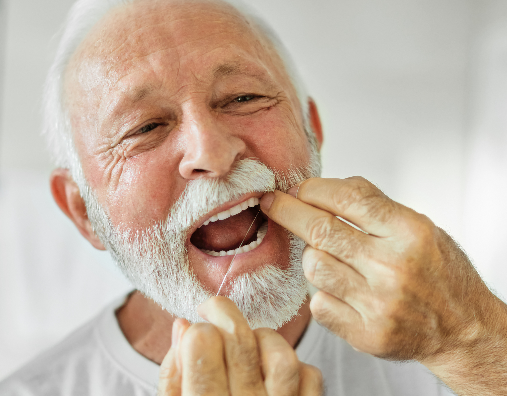 Vous avez l’habitude de passer le fil dentaire pour éliminer le tartre et garder une bonne hygiène bucco-dentaire… et si ce geste vous aidait aussi à mesurer votre niveau de stress ? © Lumos sp, Adobe Stock