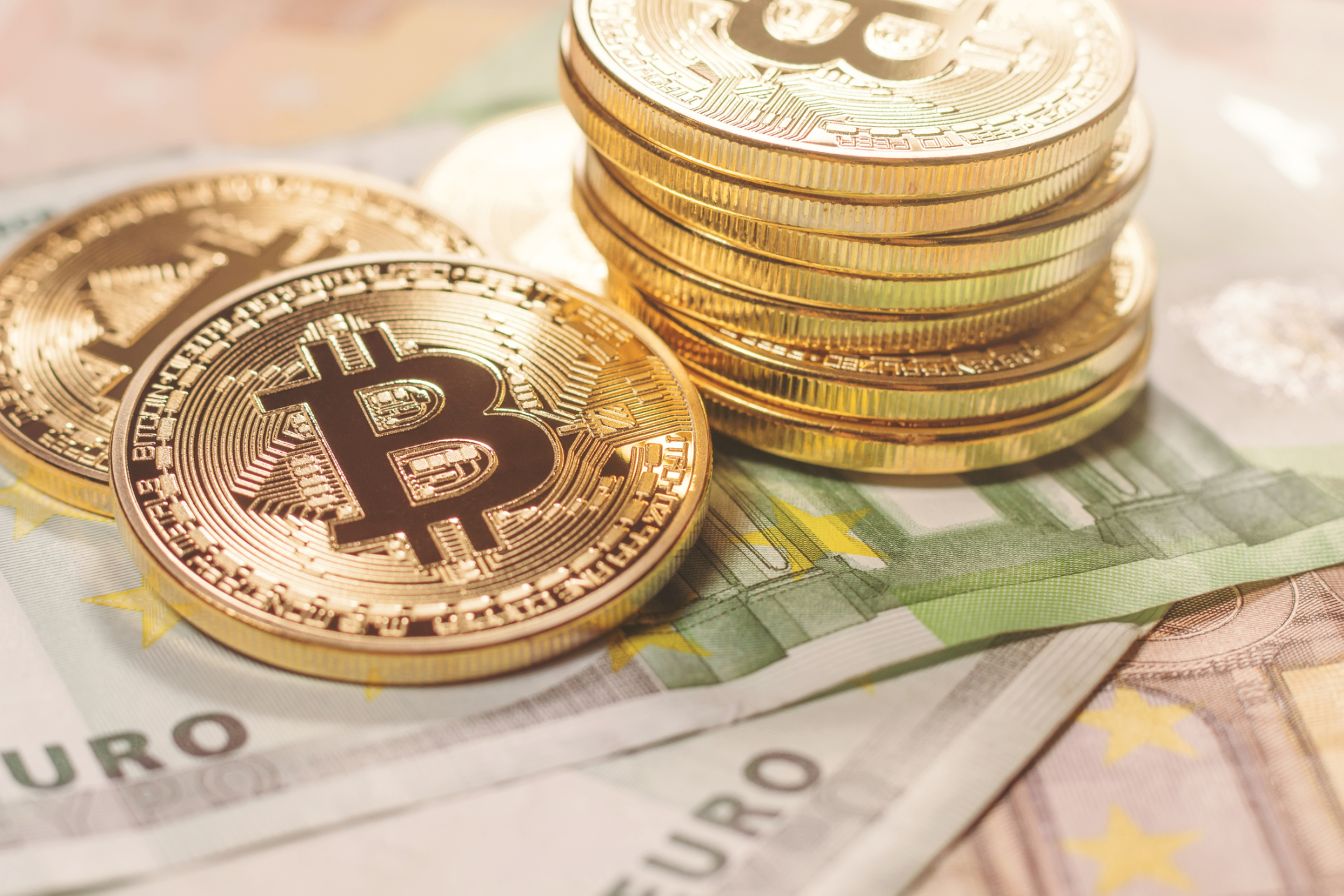 Le bitcoin, première cryptomonnaie décentralisée, a dépassé les 20.000 dollars pour la première fois mercredi 16 décembre. © Allexxandar, IStock.com
