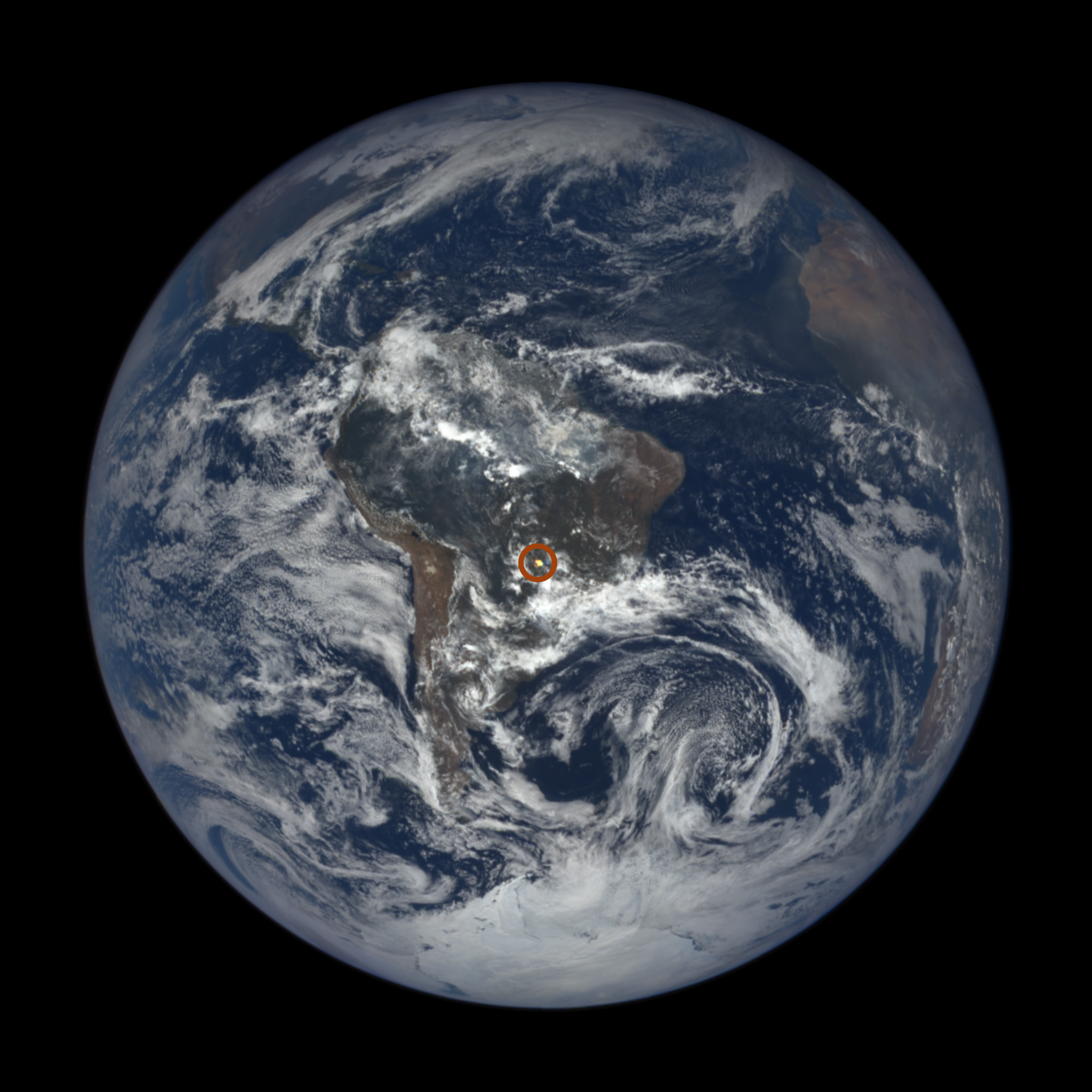 Un flash lumineux vu par l’instrument Epic du satellite DSCOVR en plein centre du globe terrestre. © Nasa, GSFC