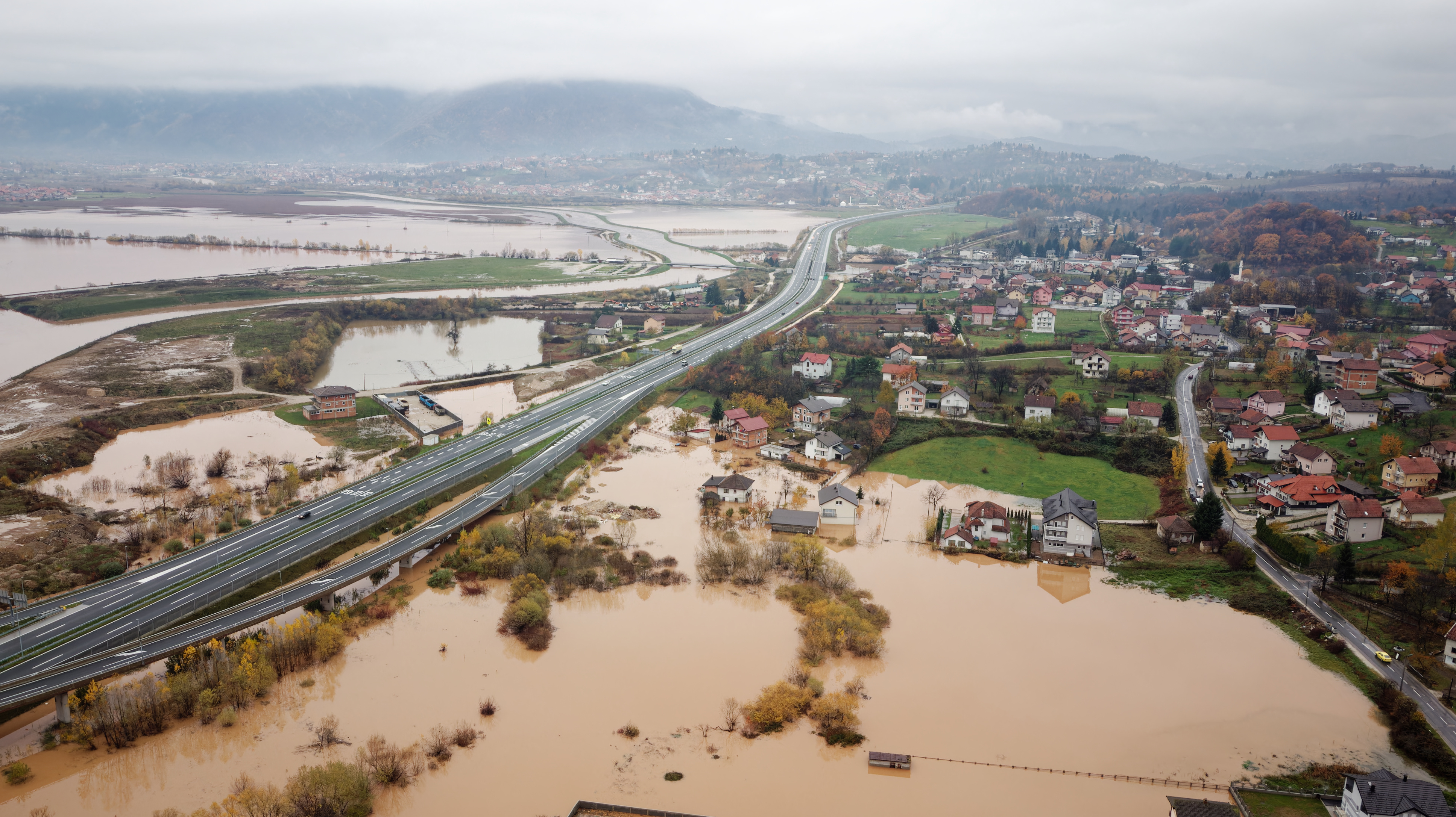 Certains fleuves débordent en Europe, alors que d'autres sont à sec. © stu.dio, Adobe Stock