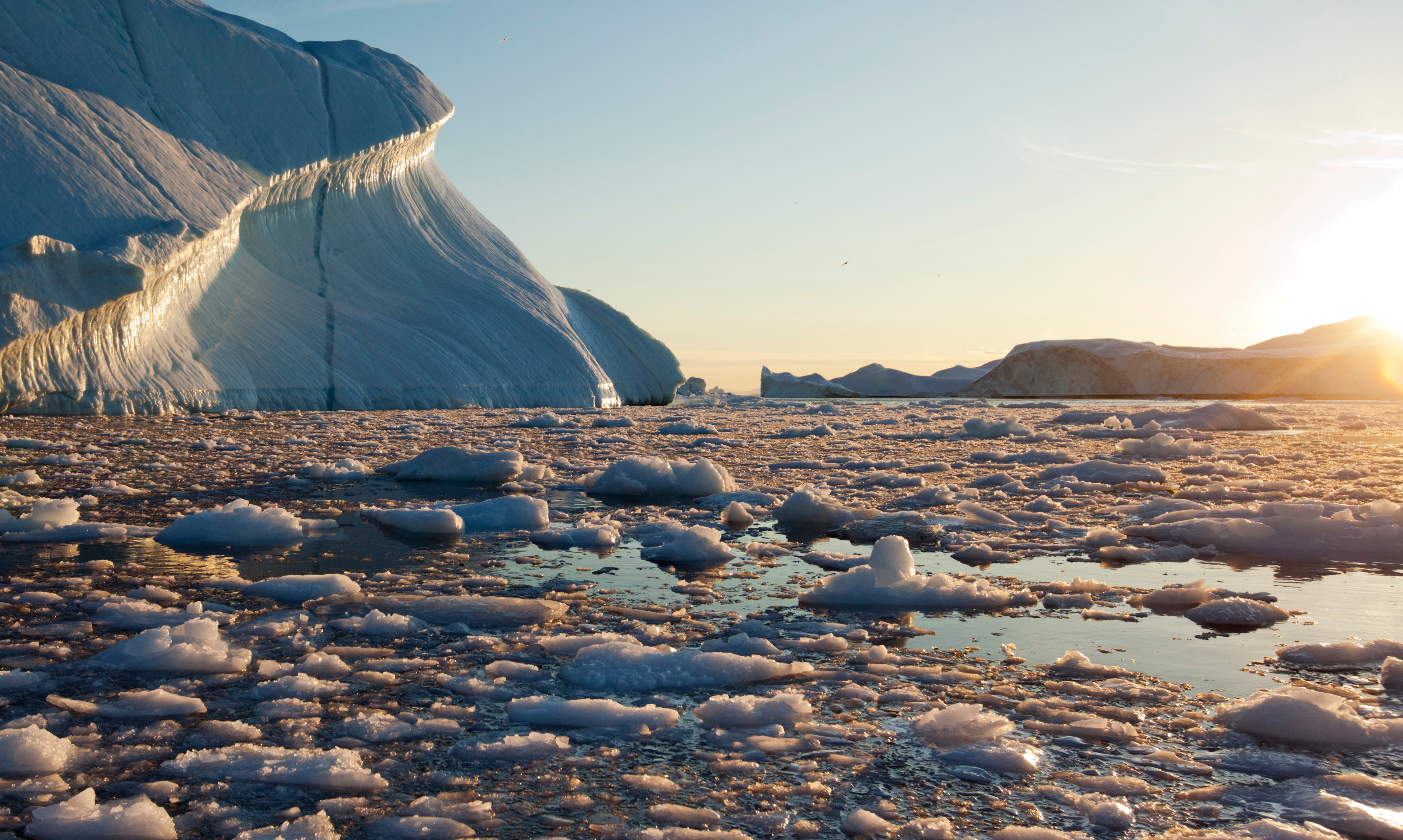 Des chercheurs de l’université de Newcastle (Royaume-Uni) ont recueilli de nouvelles données qui laissent penser que les calottes glaciaires pourraient connaître des épisodes d’effondrement rapide sous l’effet du réchauffement climatique. En images, la baie de Disko, au Groenland. © Paul, Adobe Stock