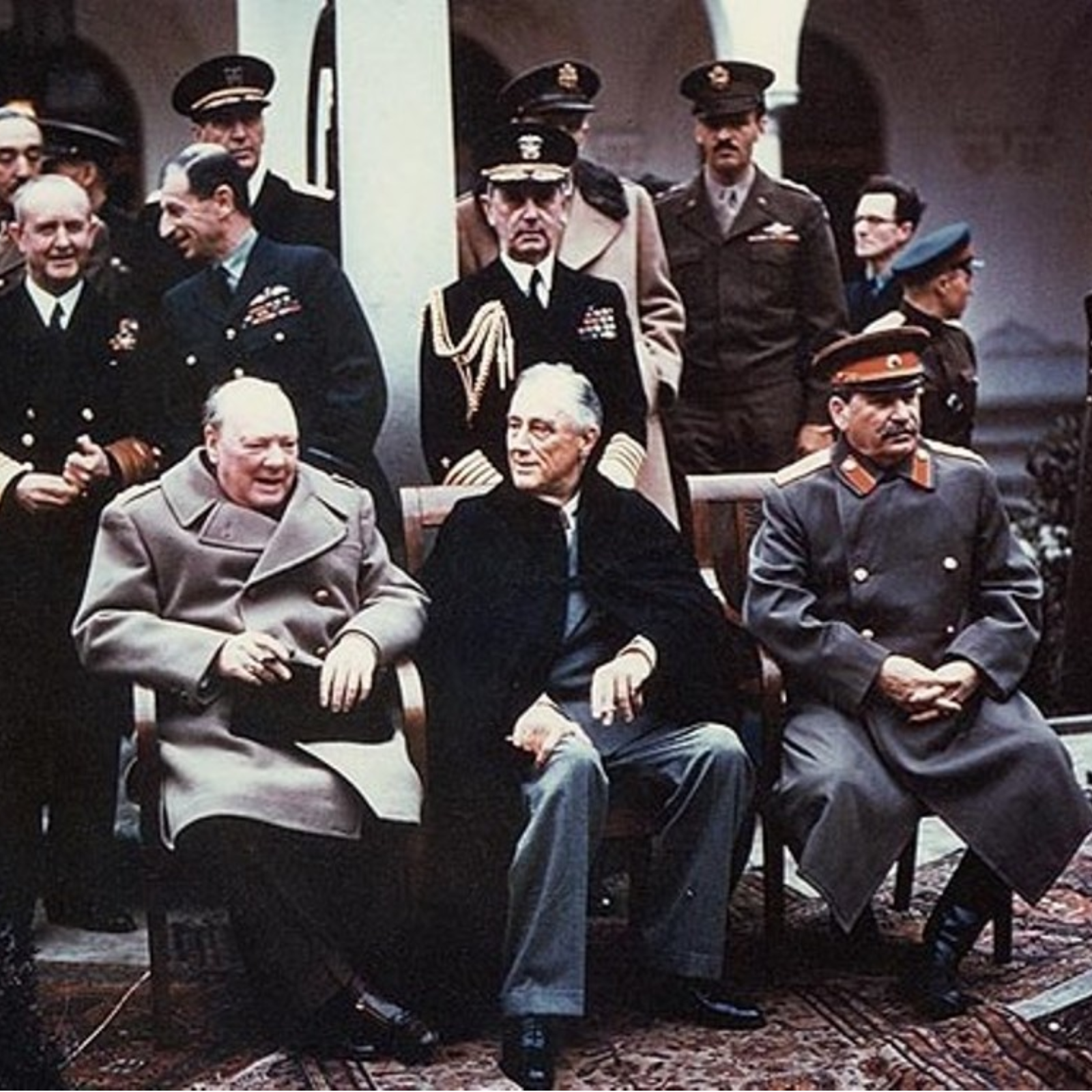 Conférence de Yalta en Février 1945, avec la participation de (de gauche à droite) Winston Churchill, Franklin Delano Roosevelt et Josif Stalin. En outre, sont aussi présents: Vyacheslav Mikhailovich Molotov (à l'arrière gauche, pour Staline), Andrew Cunningham, Charles Portal (pour Churchill), Alan Brooke et William D. Leahy (pour Roosevelt). © Wikimédia Commons, domaine public