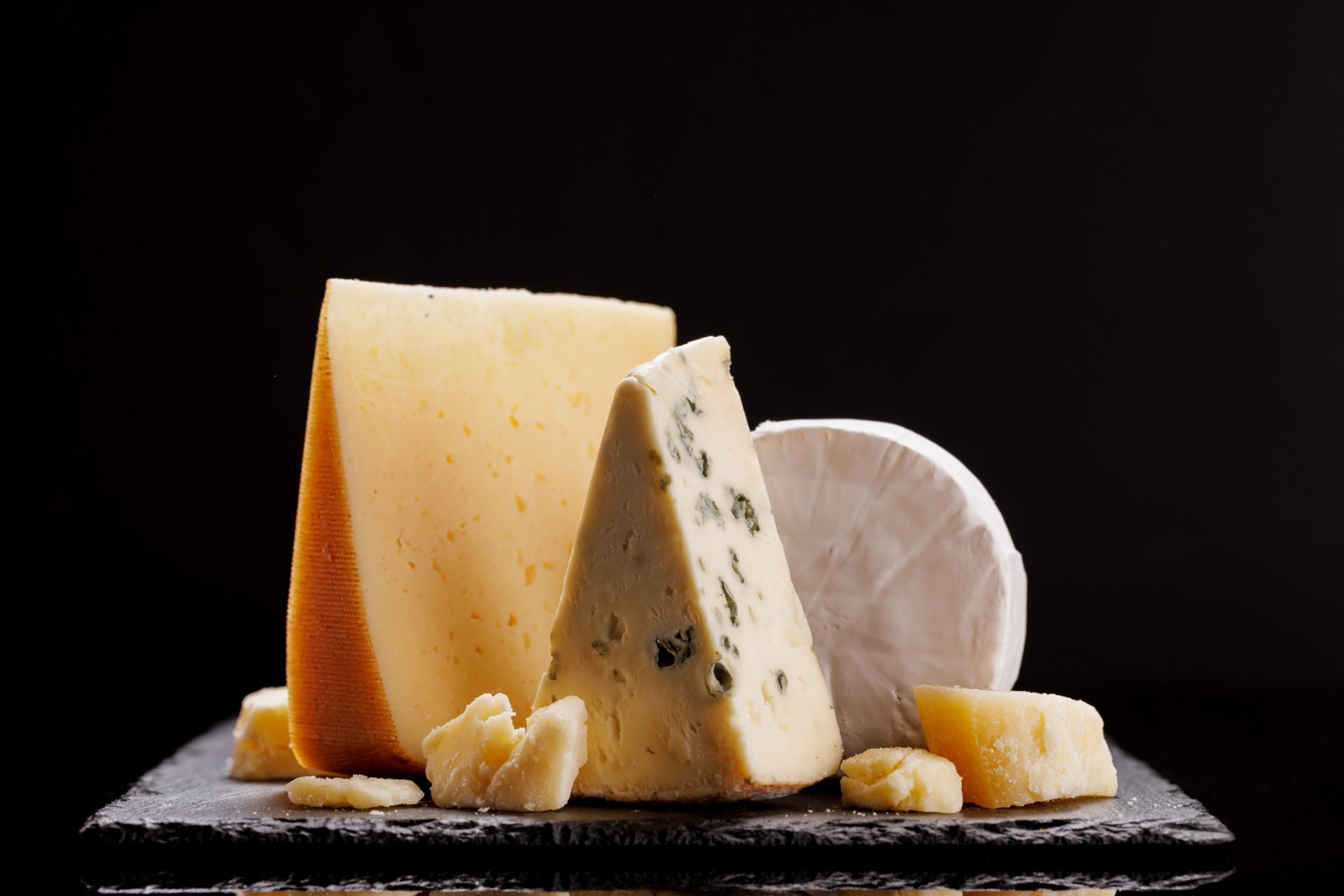 Les fromages à pâte molle et à croûte fleurie au lait pasteurisé de vache ou de chèvre ont été commercialisés jusqu’au 9 août 2025 par la fromagerie Chavegrand. Ils sont susceptibles d'être à l'origine d'une possible contamination par la bactérie Listeria monocytogenes. © evgeeenius, Shutterstock.com