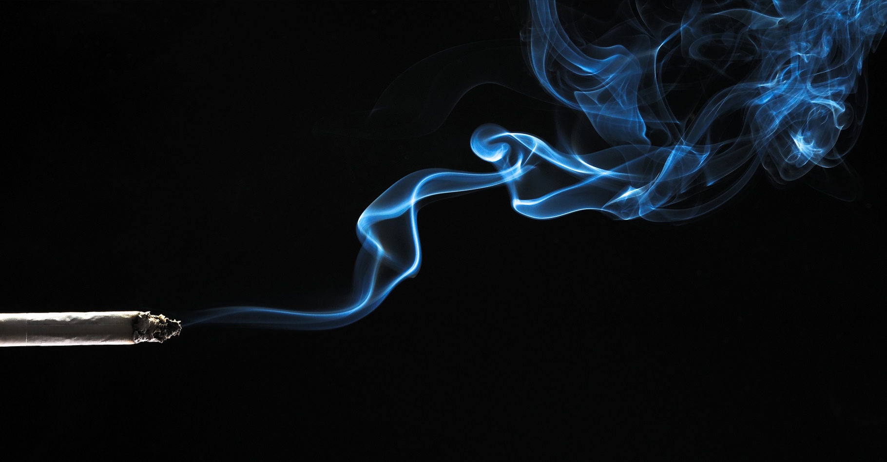 La machine fume comme un humain des cigarettes normales ou électroniques. © Fotokon, Shutterstock