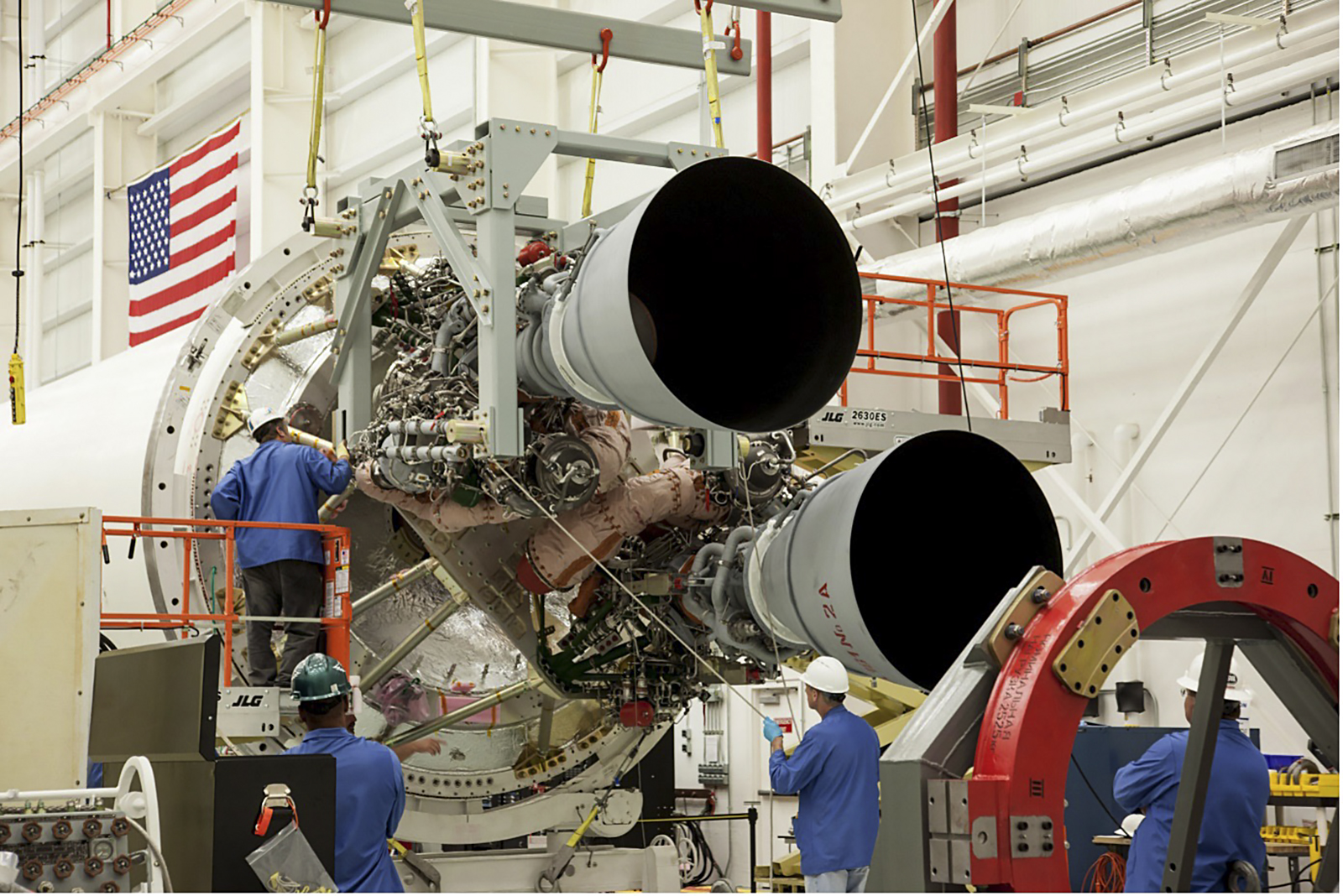 Installation de deux moteurs russes RD-181 sur l’étage principal de la fusée américaine Antares. Le premier étage est lui-même fabriqué en Ukraine. Tout un symbole qui prend fin. © Terry Zaperach, Nasa