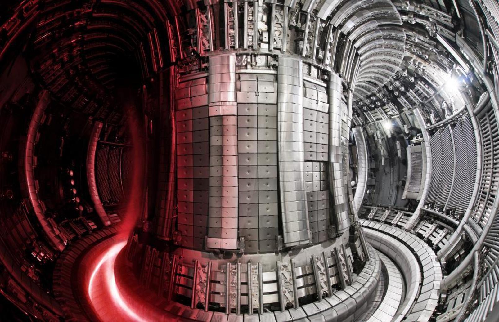 Une vue de l'intérieur du JET avec surimposé sur sa gauche une image prise lors du fonctionnement avec du plasma. © UKAEA