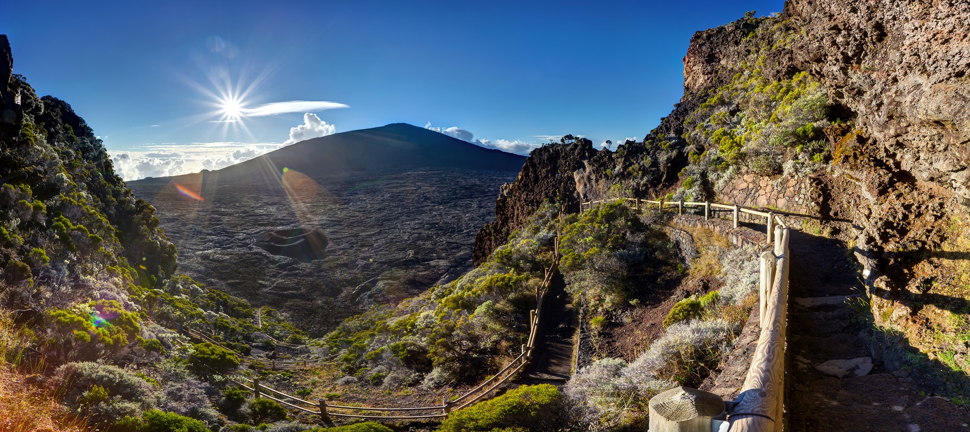 Partir à la Réunion pour découvrir le sentier de randonnée du Piton de la Fournaise. © Frog 974, Adobe