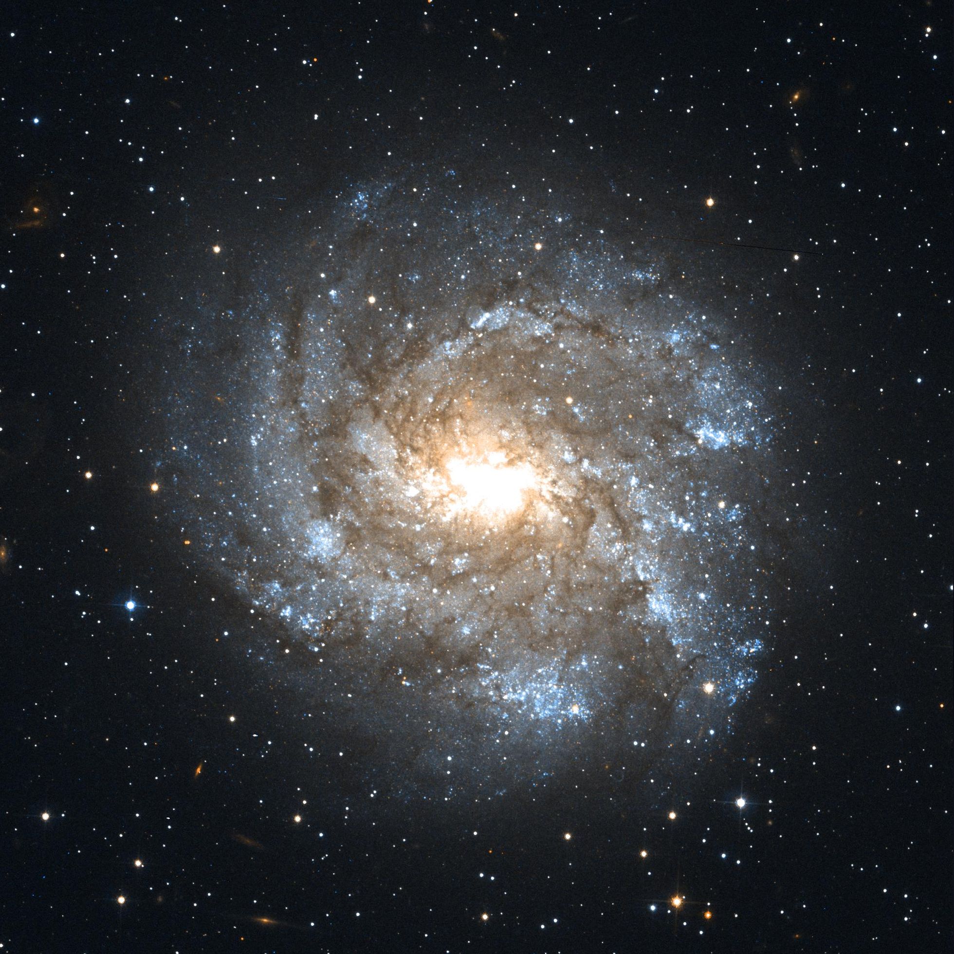 Quelle est cette&nbsp;mystérieuse source radio brillante et compacte&nbsp;qui nous arrive depuis la galaxie NGC 2082 et dont l'origine demeure&nbsp;inconnue ? © SA/Hubble, Nasa