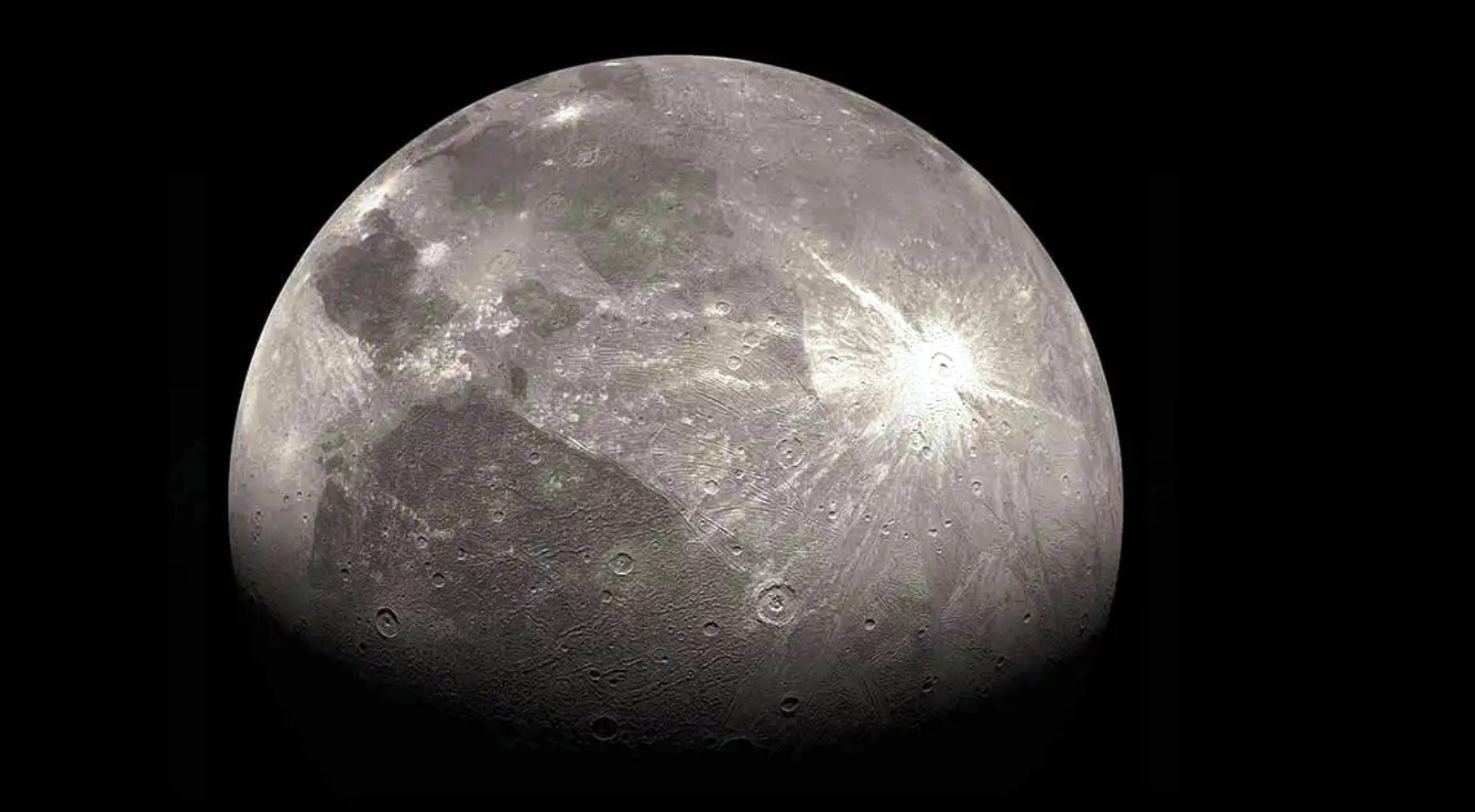 Cette image améliorée de la lune jovienne Ganymède a été obtenue par l'imageur JunoCam à bord du vaisseau spatial Juno de la Nasa lors du survol de la lune glacée par la mission le 7 juin 2021, au 34e passage de Juno à proximité de Jupiter. © Nasa, JPL-Caltech, SwRI, MSSS, Kalleheikki Kannisto, CC BY