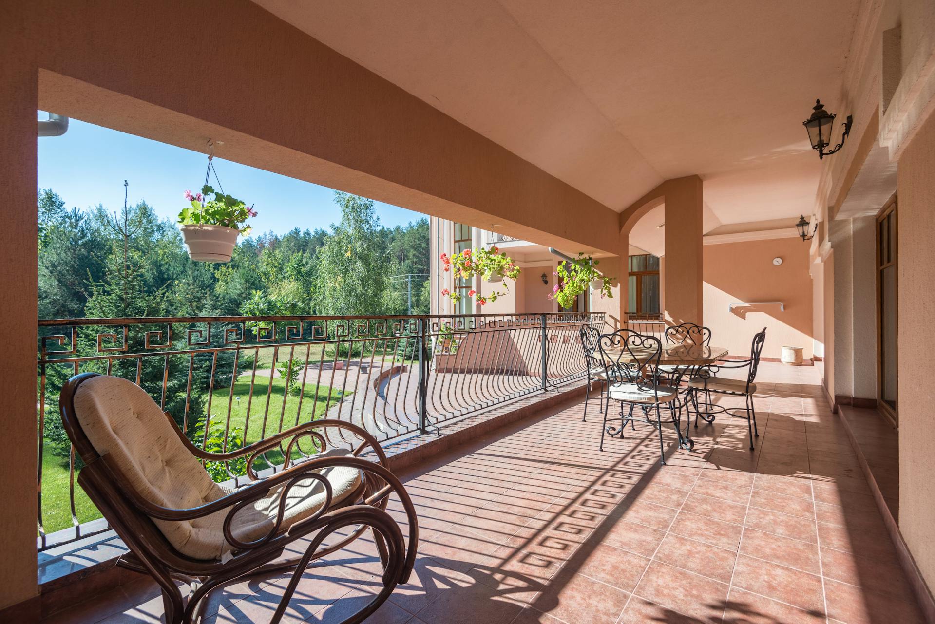 Le garde-corps est un dispositif de sécurité obligatoire devant une fenêtre, une terrasse, une loggia pour éviter les chutes. © Max Vakhtbovycn, Pexels