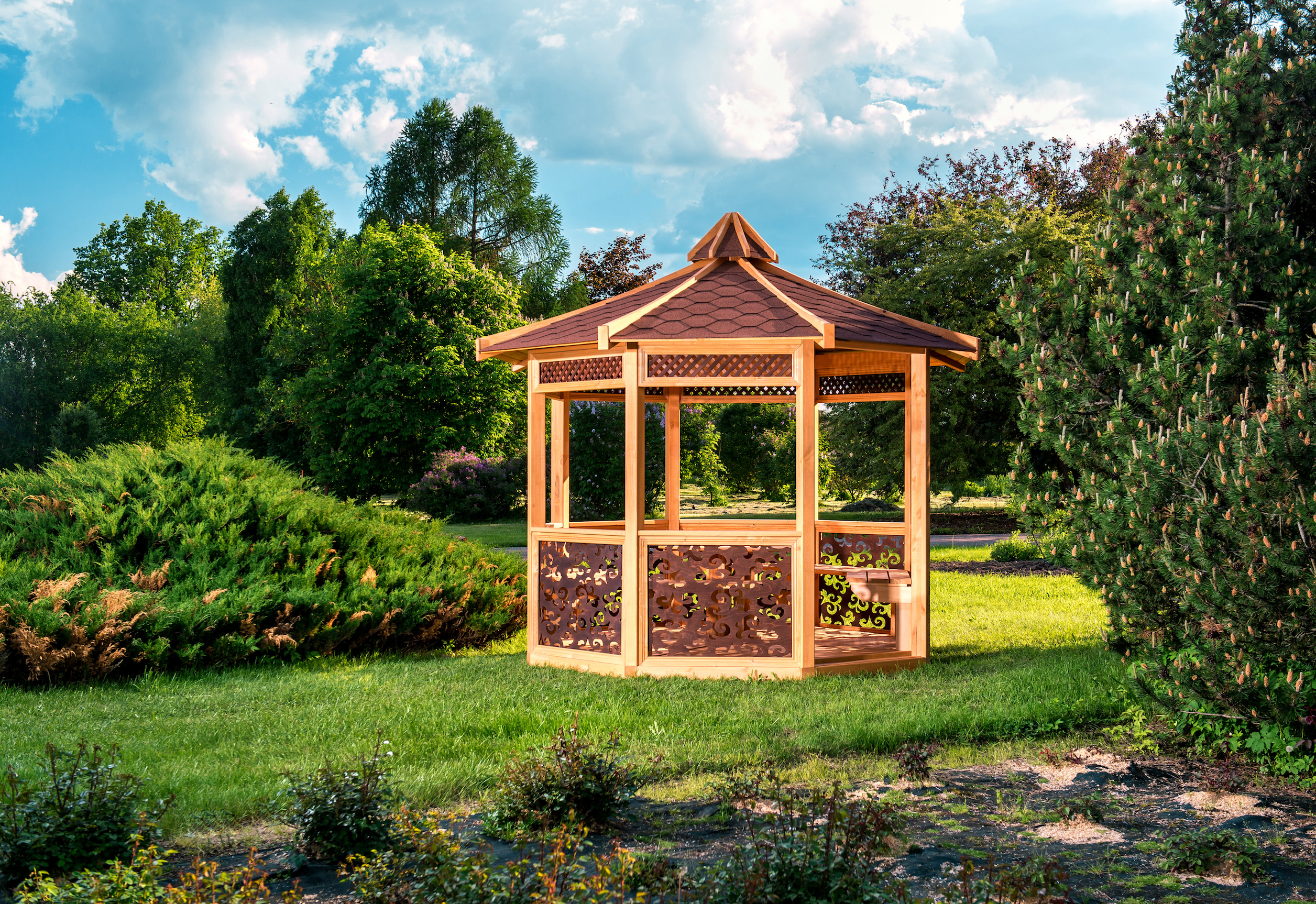 Véritable havre de paix, le gazebo vous permet de profiter d’une vue à 360° sur votre jardin. © Alex Tihonov, Adobe Stock