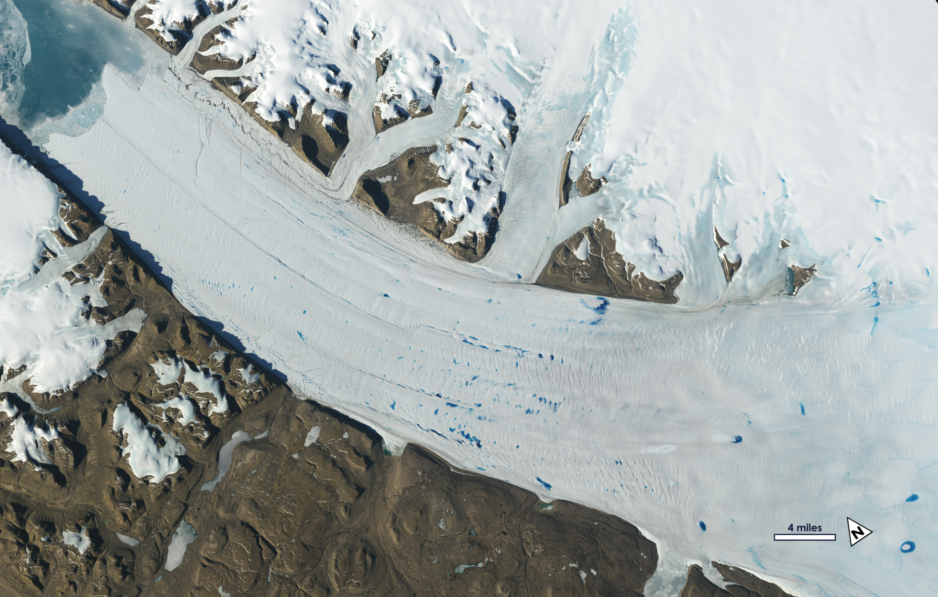 Les eaux fondues sur la surface du glacier Petermann au Groenland en juin 2019. © Nasa, USGS