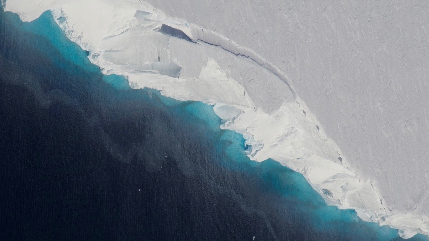 Le glacier Thwaites, situé en Ouest-Antarctique, est un des plus importants contributeurs à la montée du niveau des océans de cette région du continent blanc. Depuis une décennie, l'inlandsis Ouest-Antarctique fond trois fois plus rapidement qu'auparavant. © Nasa/OIB/Jeremy Harbeck