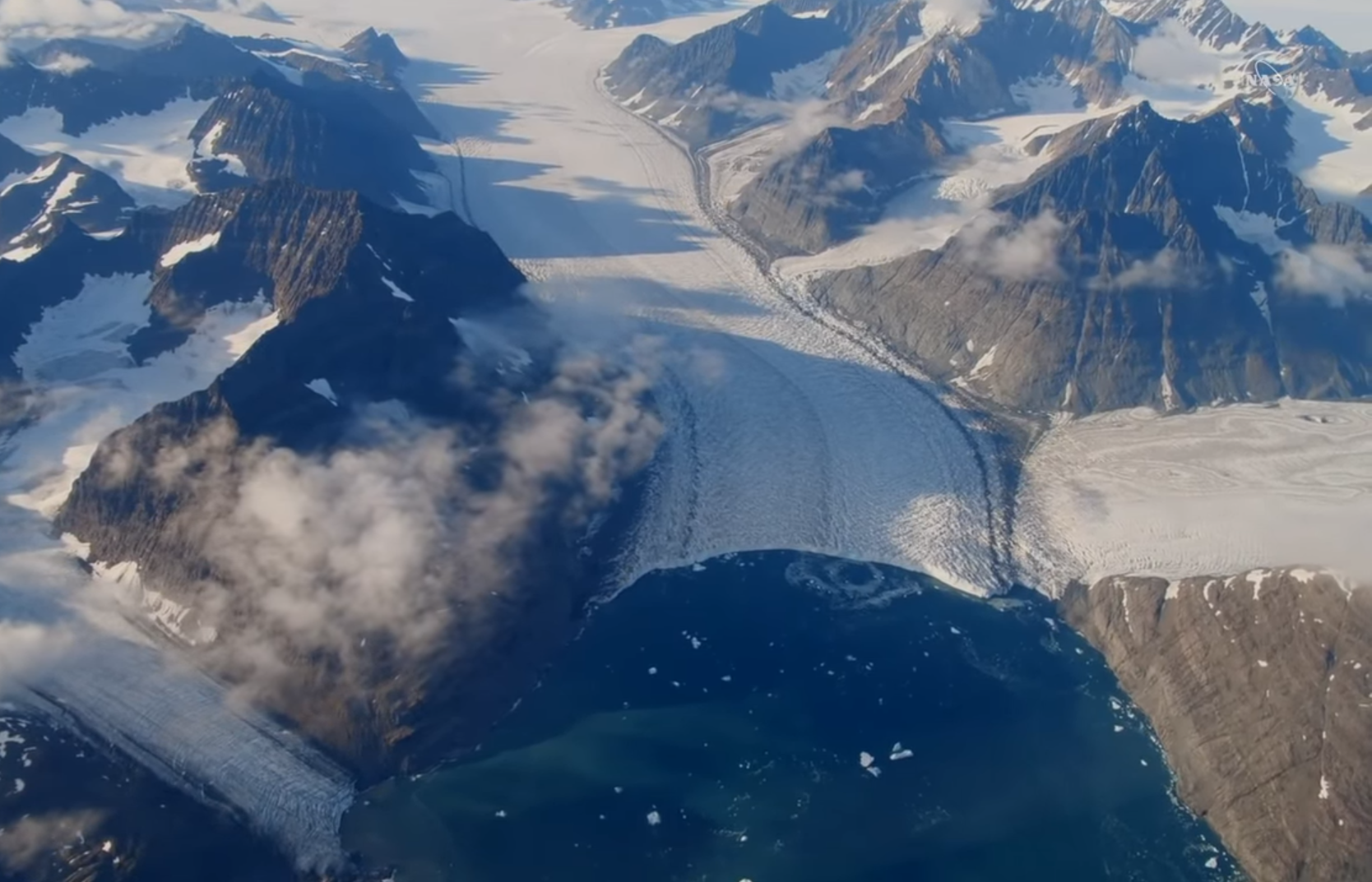 Le glacier Jakobshavn est le plus grand glacier du Groenland, mais aussi celui qui s'écoule et qui perd de la glace le plus rapidement du pays. Il est en recul continu depuis le début des années 2000. Baigné par des eaux historiquement plus froides depuis 2016, il a cependant ralenti et recommencé à s'épaissir… provisoirement. © Nasa's Goddard Space Flight Center/Kathryn Mersmann