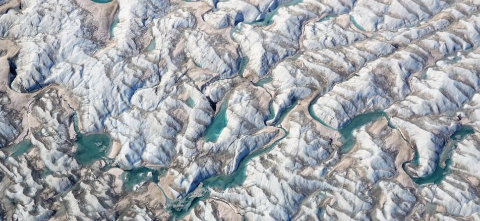 Des lacs et des rivières d'eau de fonte courent sur la surface déchirée du glacier Russel, dans l'ouest du Groenland, le 5 mai 2019. © Nasa Ice, Brooke Medley, Twitter