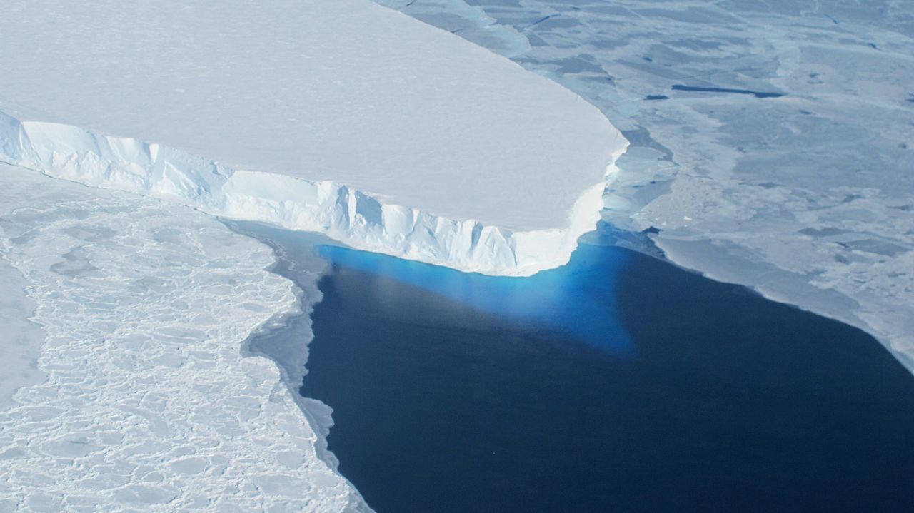 Le réchauffement global est sensible aux hautes latitudes, comme en témoigne le recul du glacier Thwaites, de l'inlandsis antarctique. La fonte de cette énorme langue de glace d'eau douce pourrait contribuer à la hausse du niveau des mers. © James Yunkel, Nasa Ice, Wikipédia, DP