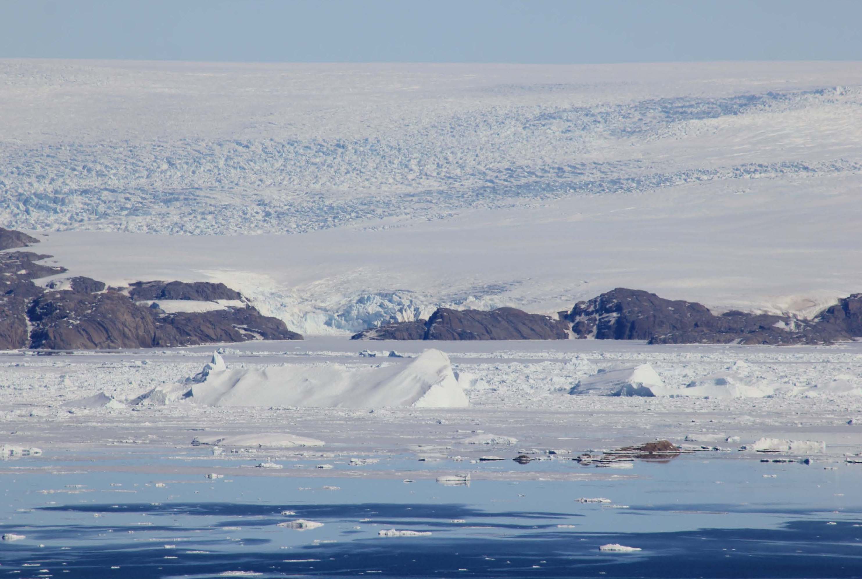 Tous les glaciers groenlandais, comme le glacier d’Upernavik, au nord-ouest du territoire, s’effritent progressivement. Y compris dans les régions que l’on pensait encore épargnées par le réchauffement climatique. © Shfaqat Abbas Khan