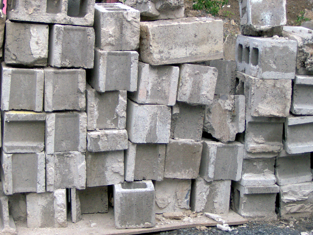Le ciment est un matériau essentiel en construction. Les parpaings de ciment ou blocs de béton servent à monter les murs. © Catherine Roy, CC BY-NC-ND 2.0, Flickr