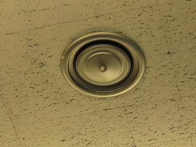 Le diffuseur d'air peut être situé sur les murs ou les plafonds. © Washjeff, CC BY-NC-SA 3.0, Capl