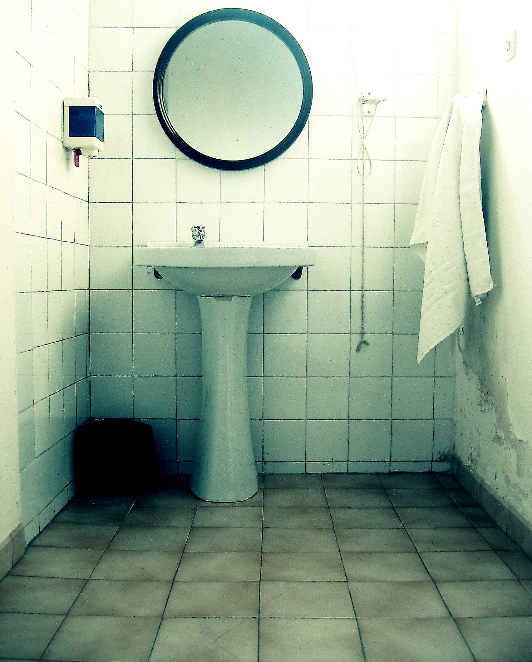 Un lavabo à colonne permet de dissimuler la tuyauterie sanitaire. © Antonio Martinez, CC BY-NC-SA 2.0, Flickr
