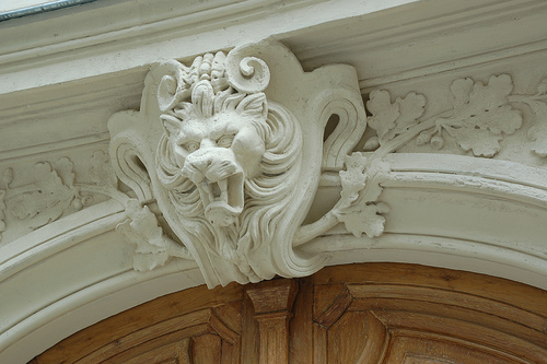 Le mascaron est un motif ornemental, souvent placé au-dessus des portes. © Philolep, CC BY-ND 2.0 , Flickr