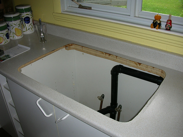 La canne de vidange est souvent placée sous l'évier principal de la cuisine ou de la salle de bain. © Jean-pierre lavoie, CC BY 2.0, Flickr