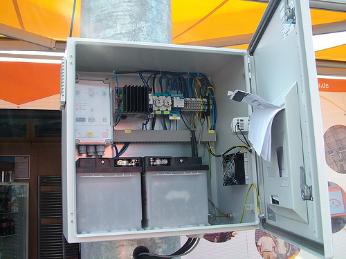 Le délesteur s'installe à l'intérieur d'une boîte électrique. © Anhabe, CC BY-NC-SA 2.0, Flickr