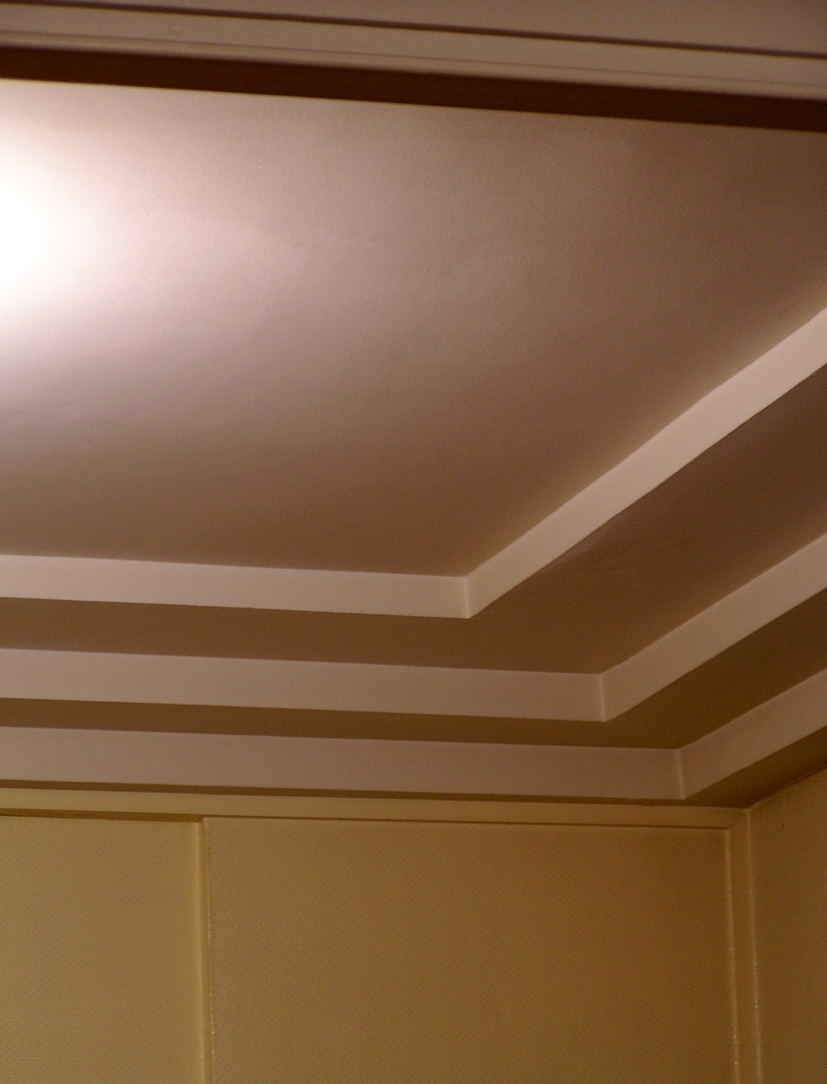Le listel est une moulure qui apporte du relief, comme ici au plafond. © Môsieur J., CC BY-SA 2.0, Flickr