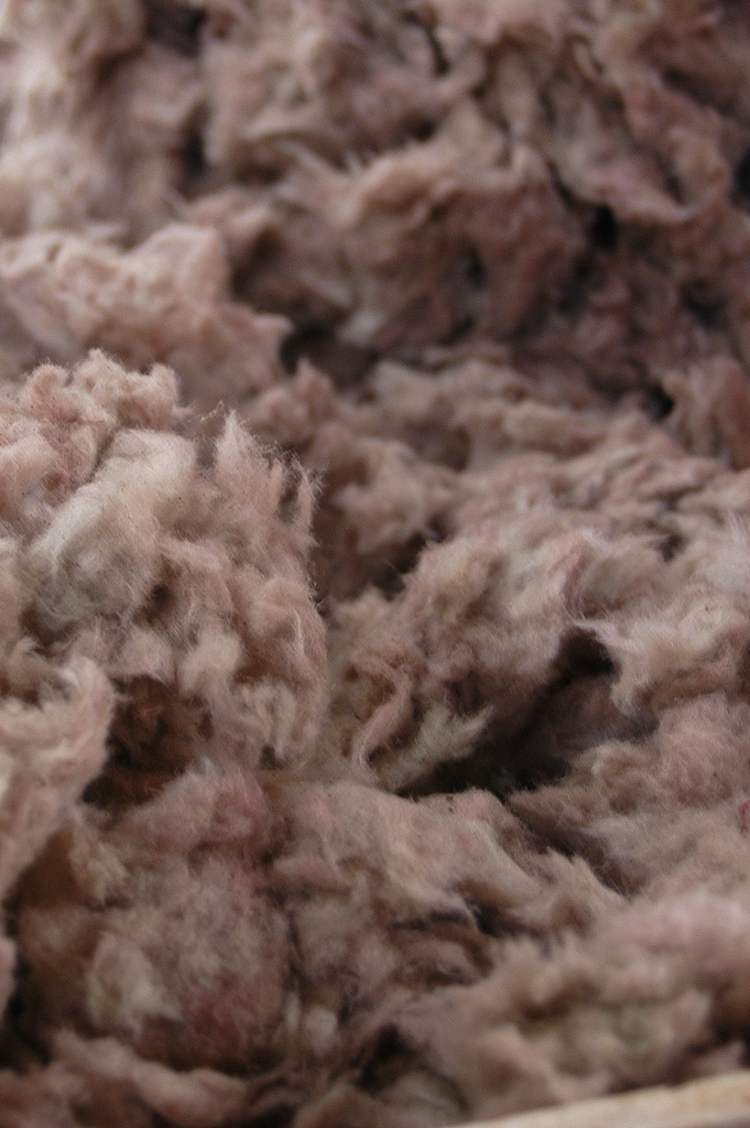 La laine de roche est un matériau utilisé en guise d'isolant. © Agence éditoriale, CC BY-NC-SA 2.0, Flickr