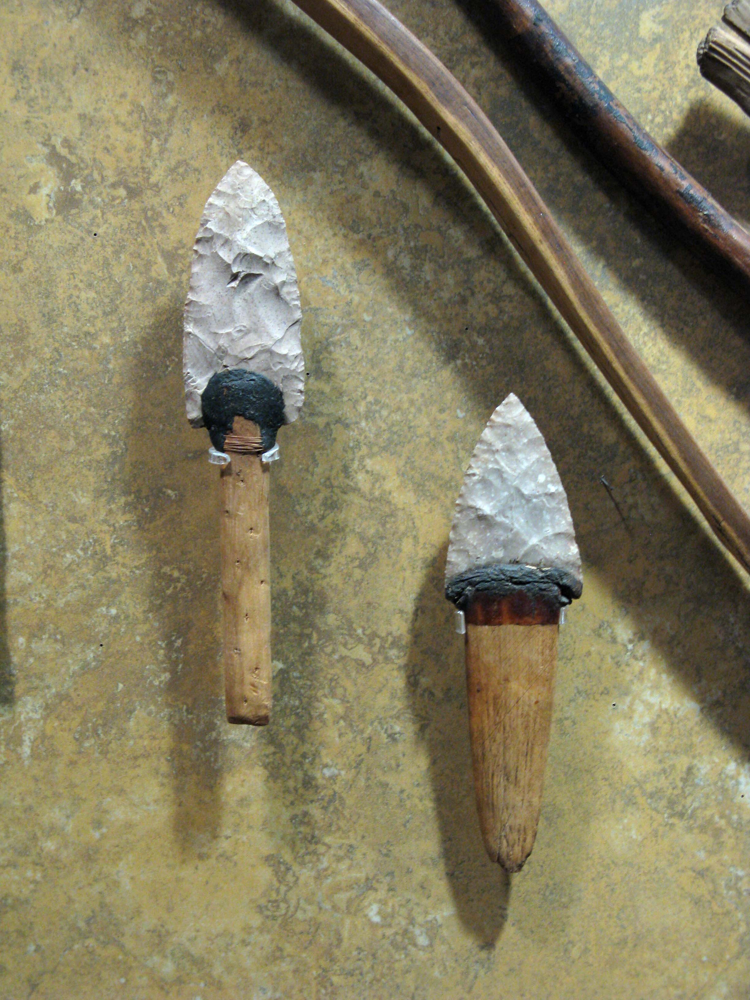Le mastic est une pâte qui permet de faire adhérer des objets entre eux. Ici, il sert à relier la poignée du couteau à la lame. © Travis S., CC BY-NC 2.0, FlickR