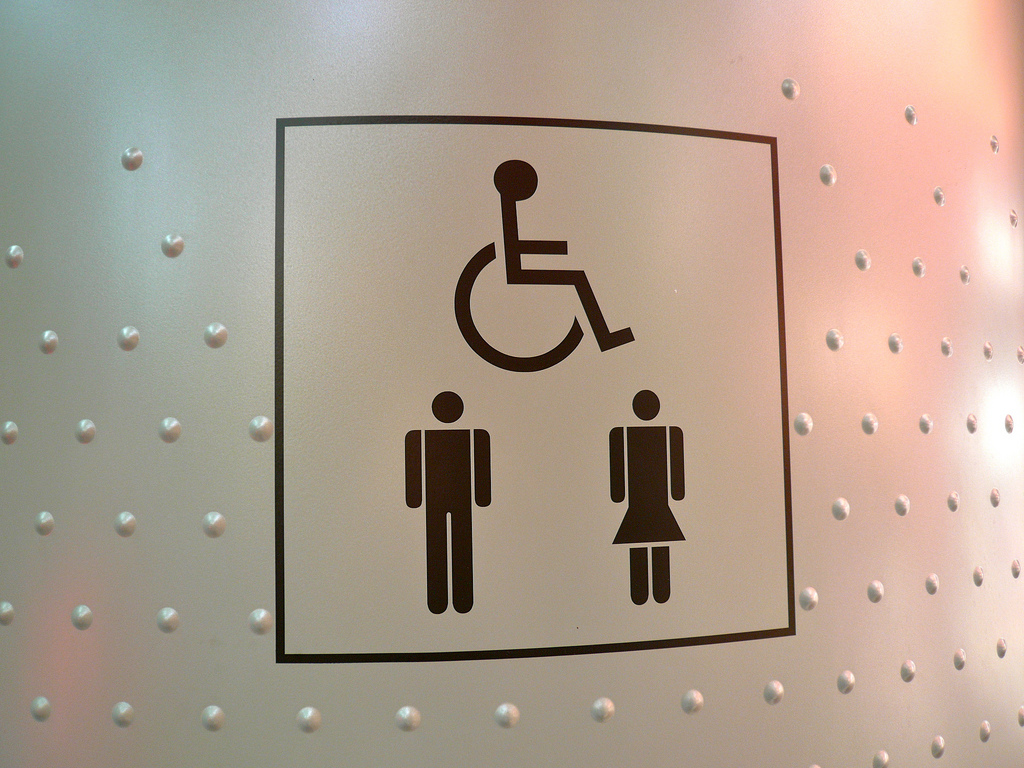 Les sanisettes de seconde génération ont été étudiées pour en faciliter l'accès aux personnes handicapées. © Jason Whittaker, CC BY-NC-SA 2.0, Flickr