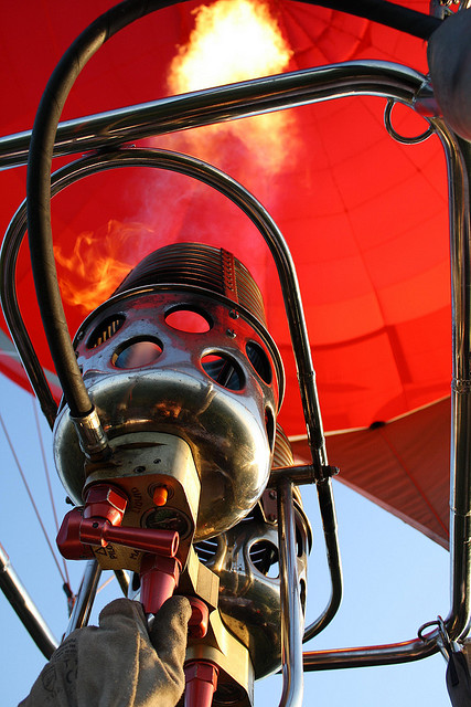 Le brûleur d'une montgolfière maintient son enveloppe à température. © eko, CC BY-NC-SA 2.0, Flickr