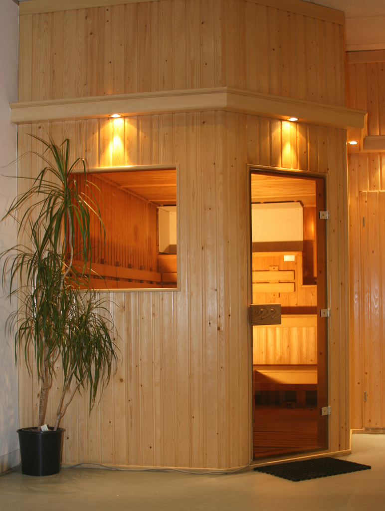 Un sauna d'intérieur peut se construire en prenant comme base un ou deux murs déjà existants. © PeterJBellis, CC BY 2.0, Flickr