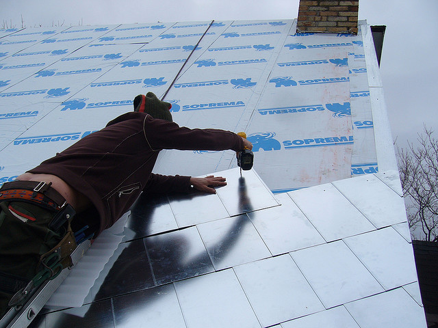 Un bardeau canadien est une protection efficace contre les intempéries qui protège les toitures. On voit ici son installation. © ARBRE ÉVOLUTION, CC BY-SA 2.0, Flickr