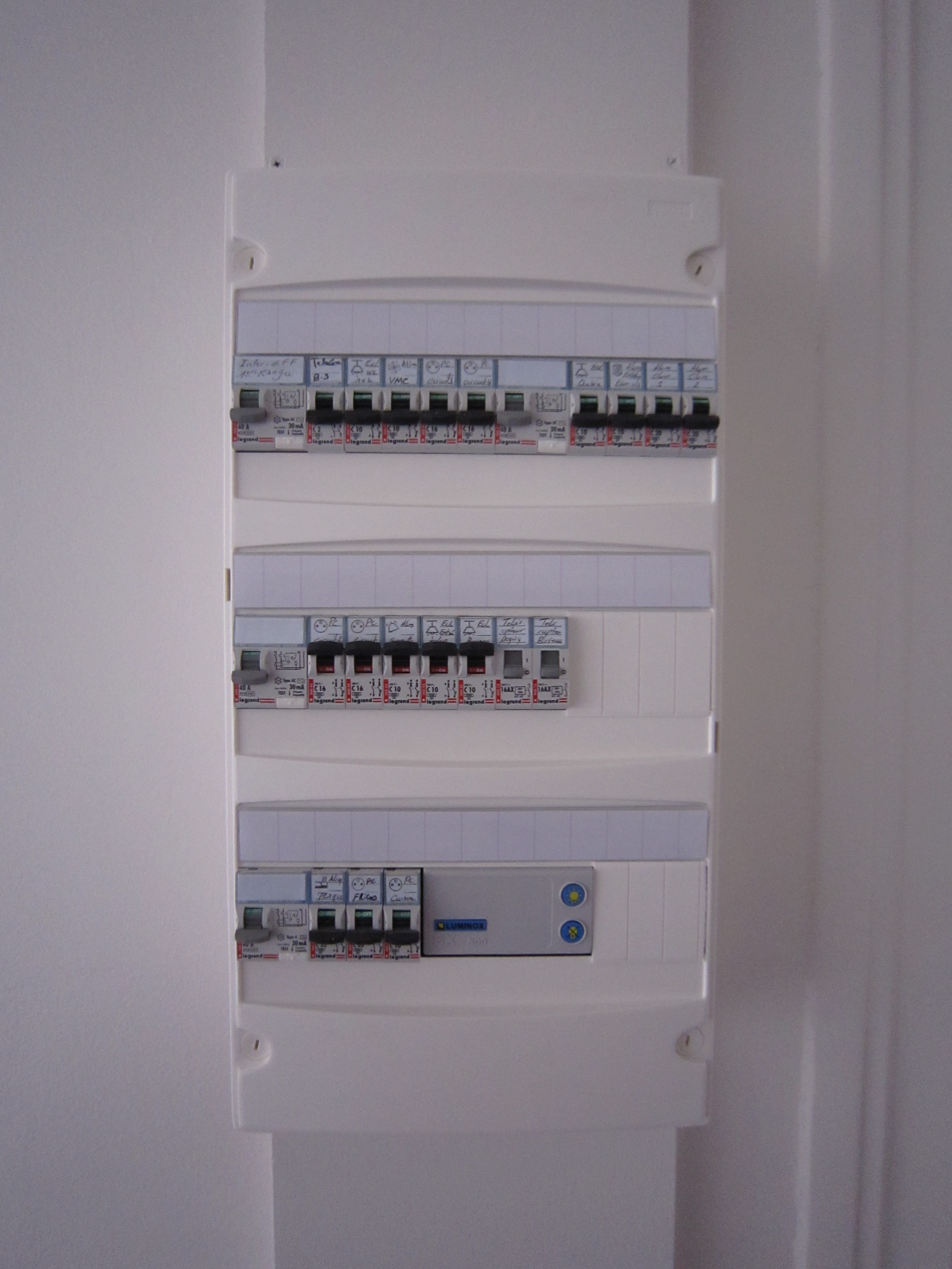La norme NF C 15-100 réglemente les installations électriques, notamment avec des schémas de tableaux électriques. © Tristan Nitot, CC BY-NC-SA 2.0, Flickr