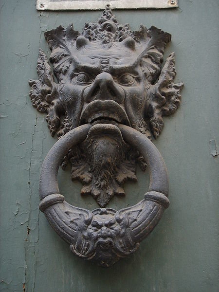 Il existe différents types de heurtoirs. Ici, un heurtoir à marmouset avec un anneau sur une porte de Florence. © Sailko, CC BY-SA 3.0, Wikimedia Commons