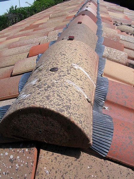 Le faîtage est une ligne faisant la liaison entre les versants d'un toit. © Patrick Charpiat, CC BY 3.0, Wikimedia Commons