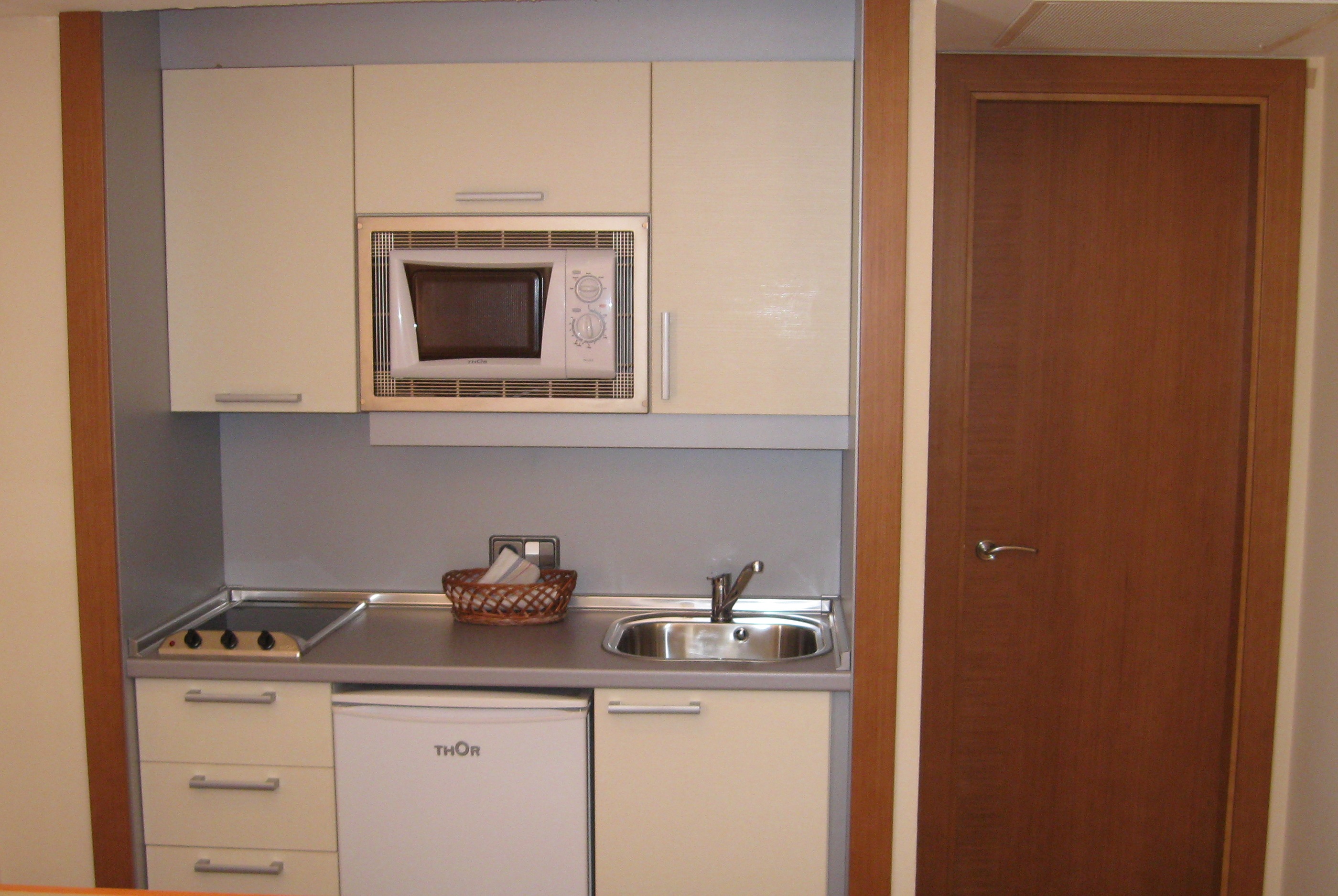 Une kitchenette est une petite cuisine aménagée dans un espace limité. © Batle Group, CC BY-SA 2.0, Flickr