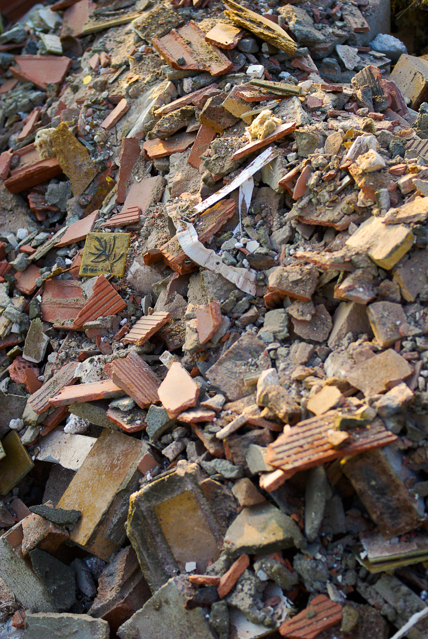 Les gravois issus de la démolition étaient autrefois réutilisés pour renforcer certaines constructions. © Phil, CC BY-NC-ND 2.0, Flickr