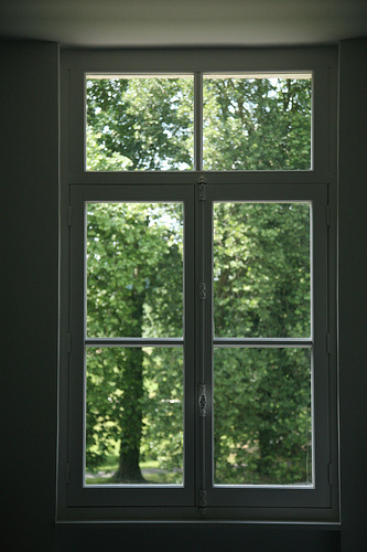 La vitre est une plaque, en verre ou en plexiglas, qui laisse passer la lumière. © Vincent Desjardins, CC BY 2.0, Flickr