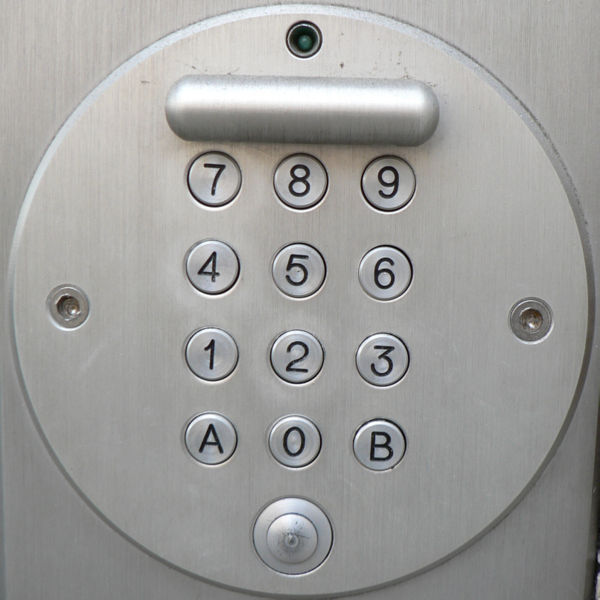 Le digicode, ou serrure électronique, protège l'entrée des immeubles ou des bureaux. © Claudecf, CC BY-SA 2.0, Wikimedia Commons