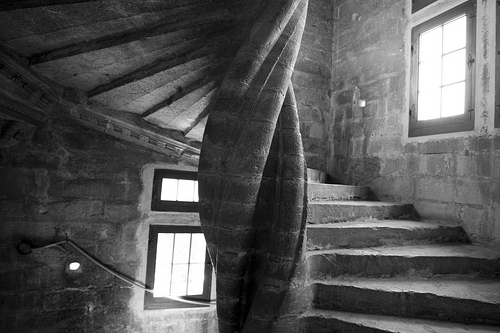 L'escalier à vis tourne autour d'un point central et forme ainsi une hélice. © Dominique Sanchez, CC BY 2.0, Flickr