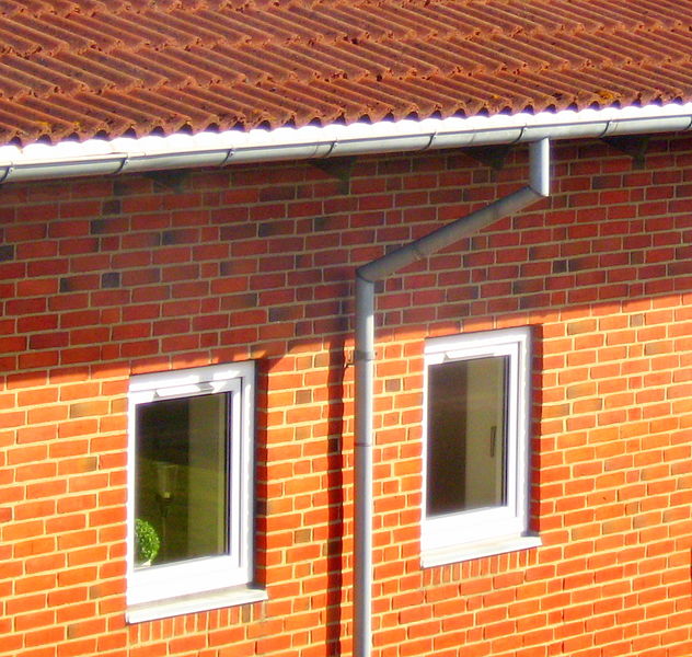 Située au bord du toit, la gouttière permet de canaliser les eaux de pluie. © Tomasz Sienicki , CC BY 3.0, Wikimedia Commons