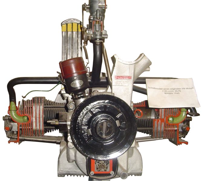 Étienne Lenoir fabrique le premier moteur à combustible interne, ou moteur à explosion, exploitant le principe de combustible alimenté par une source d'énergie. © bukk, CC BY-SA 3.0, Wikimédia Commons